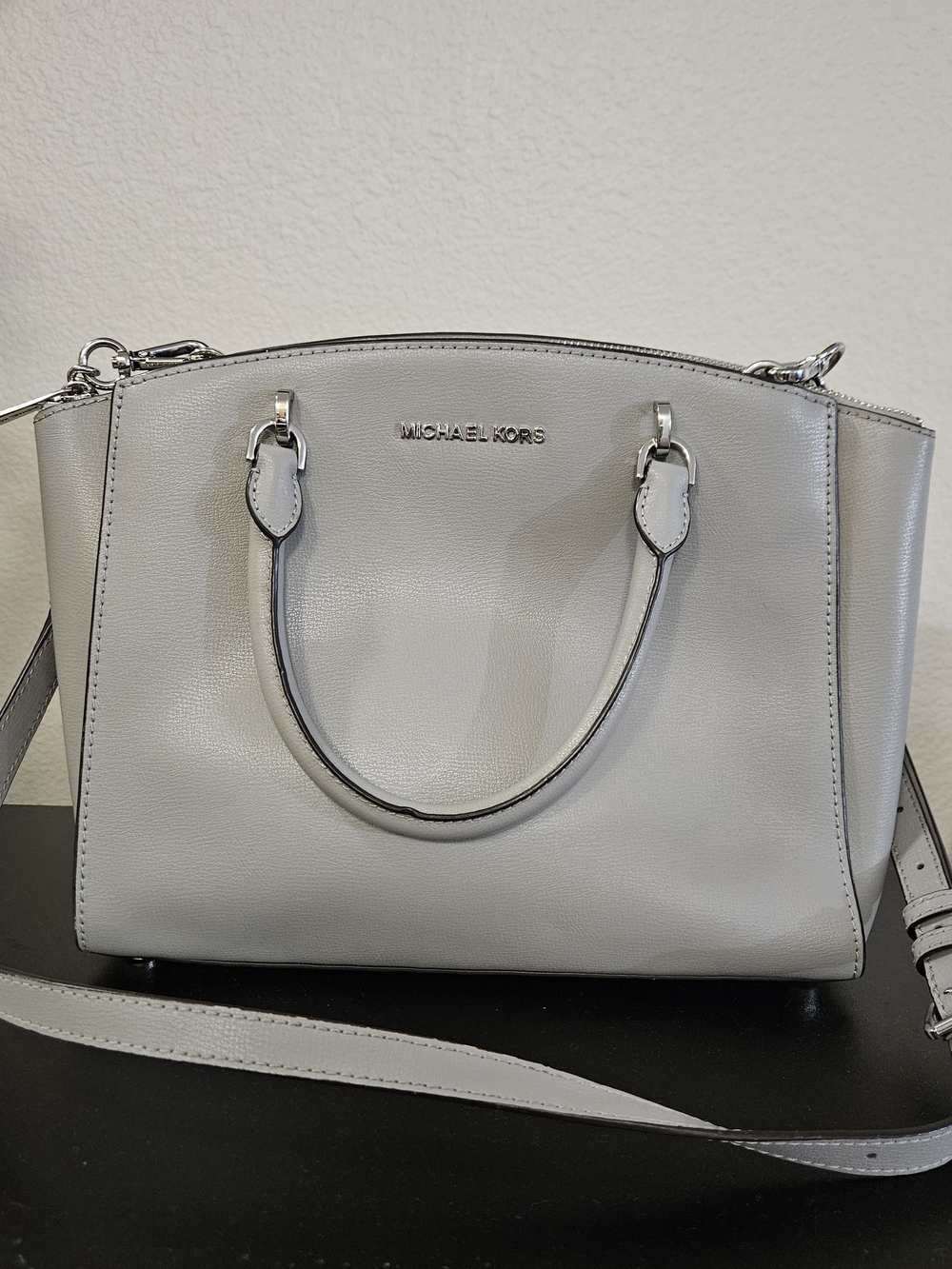 Michael Kors Ellis Leather Crossbody Purse in Light Gray - EUC